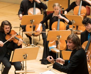 2022_Dirigent_Wolfgang_Hentrich_Foto_Kai_Bienert