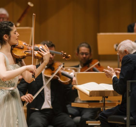 Konzert der Dresdner Musikfestspiele vom Chamber Orchestra of Europe unter Dirigent Herbert Blomstedt und mit der Violinistin Maria Duenas am 28.05.2023 im Kulturpalast . Foto: Oliver Killig