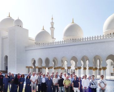 Abb 6 - Gruppenfoto-vor-Moschee Abu Dhabi