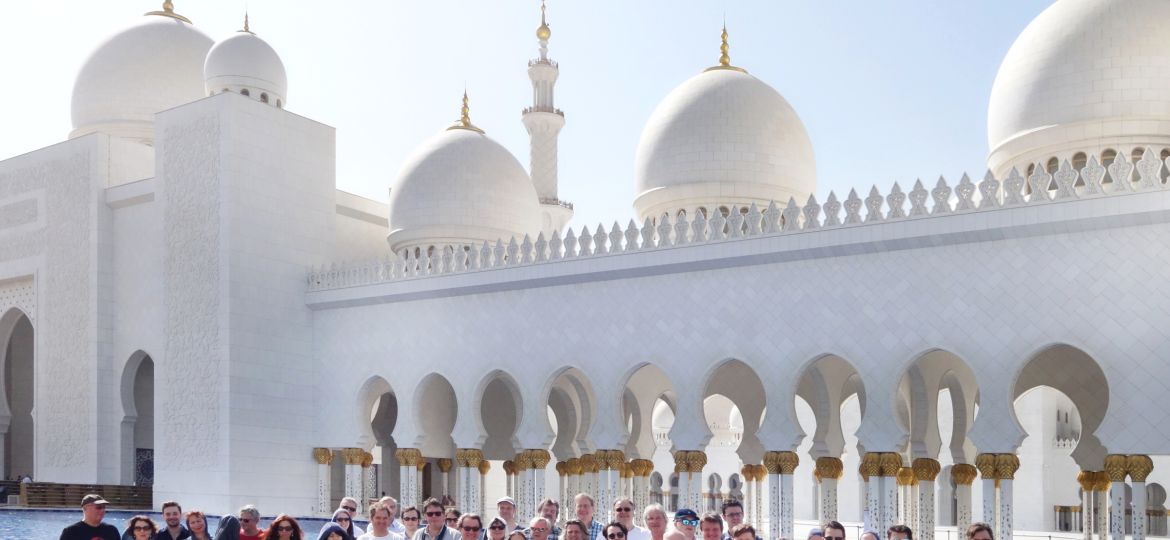 Abb 6 - Gruppenfoto-vor-Moschee Abu Dhabi