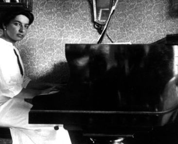 Dora Pejacevic am Klavier