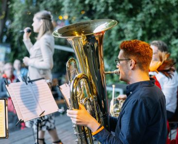 „  Ohne Frack auf Tour - Die Kneipen „ am 22.05.2024 von Saechsische Staatskapelle Dresden in der Neustadt . oto: Oliver Killig