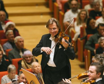 Sinfoniekonzert der Dresdner Philharmonie am 25.12.2025 mit der Dirigentin Anna Handler und der Trompeterin Lucienne Renaudin Vary im Kulturpalast . Foto: Oliver Killig