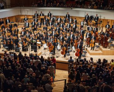 Eroeffnungskonzert der Dresdner Musikfestspiele Cellist Jan Vogler und der Dresdner Philharmonie unter der Dirigentin Tabita Berglund und mit der Moderation von Olaf Schubert am 15.05.2026 im Kulturpalast . Foto: Oliver Killig