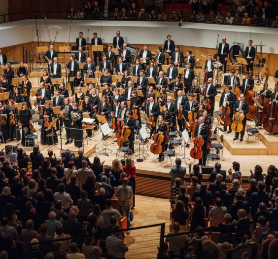 Eroeffnungskonzert der Dresdner Musikfestspiele Cellist Jan Vogler und der Dresdner Philharmonie unter der Dirigentin Tabita Berglund und mit der Moderation von Olaf Schubert am 15.05.2026 im Kulturpalast . Foto: Oliver Killig