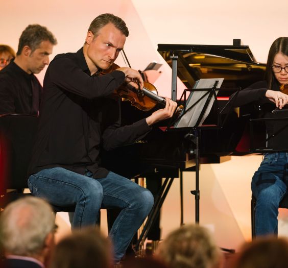 Konzert „ Klangvolles Musikabenteuer „ der Dresdner Musikfestspiele mit Omer Meir Wellber und Blaues Ensemble von Philharmonisches Staatsorchester Hamburg am 10.06.2026 in Militaerhistorisches Museum der Bundeswehr in Dresden . Foto: Oliver Killig