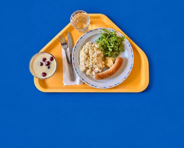 Kantinenmahl auf blauem Tablett